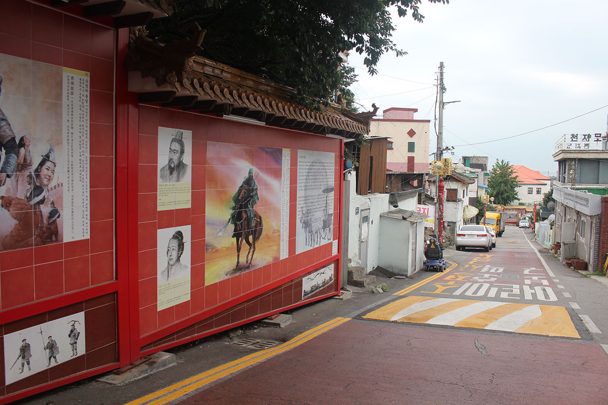 从楚汉志壁画街可看见三国志壁画街