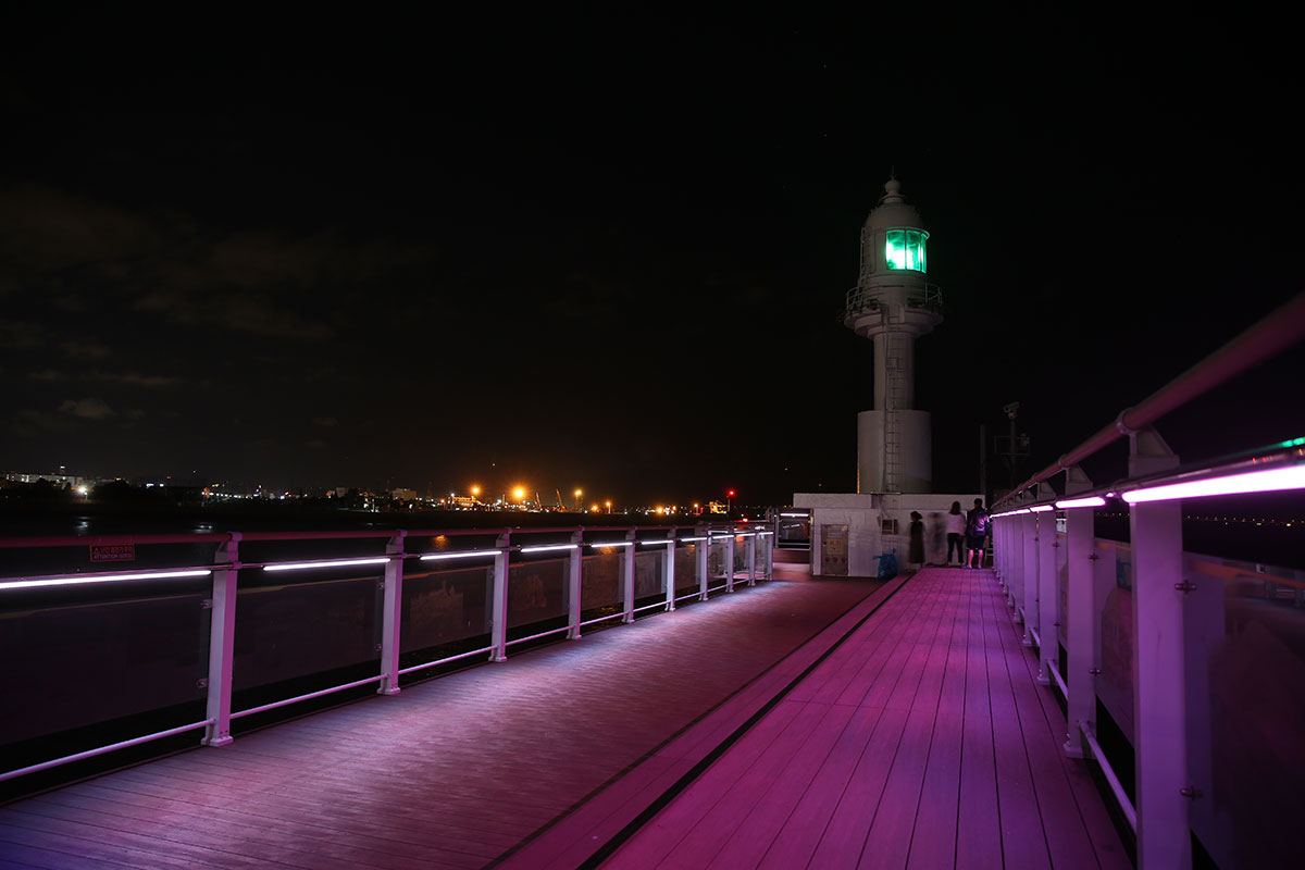 月尾島灯台の照明と夜景
