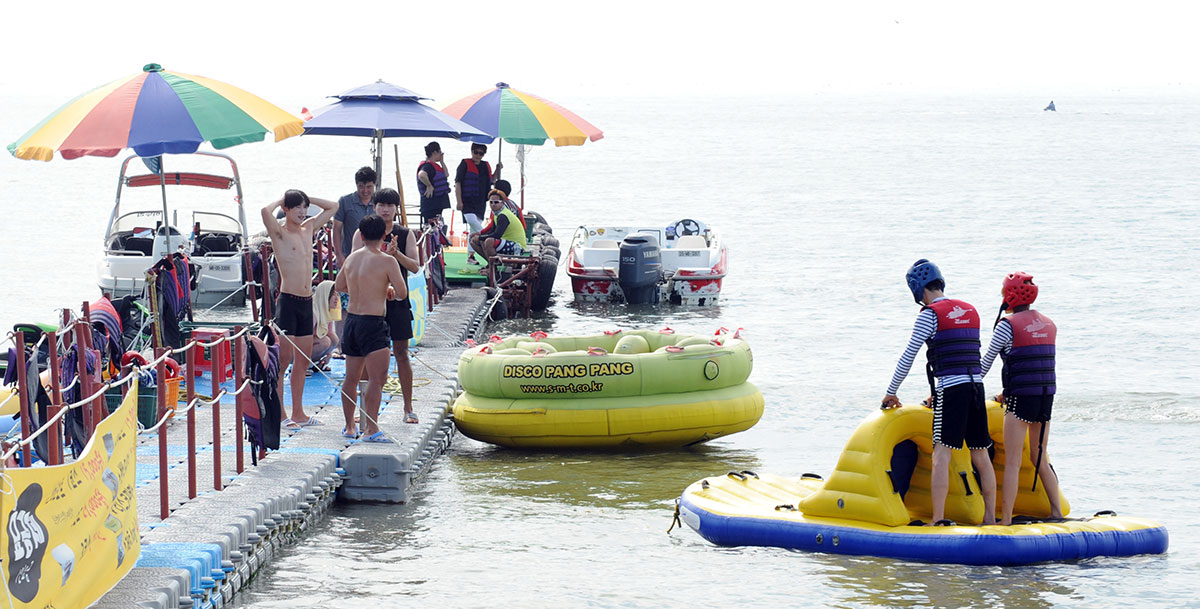 玩水上休闲运动的避暑游客们