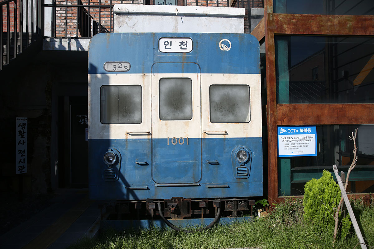 Replica of Incheon subway at the entrance