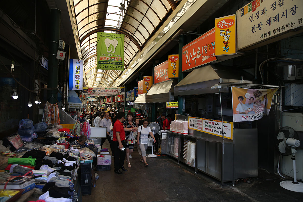 特色ある店舗が並ぶ通り