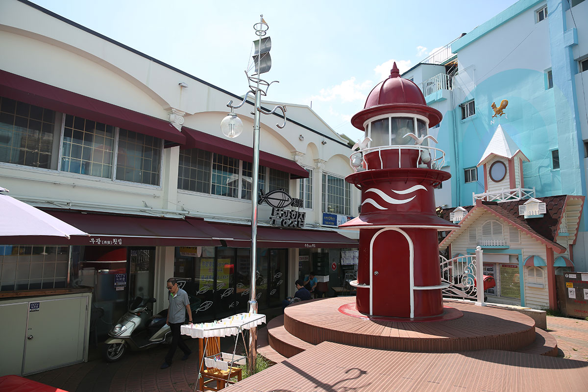 Raw croaker fish restaurant alley and Lighthouse Park