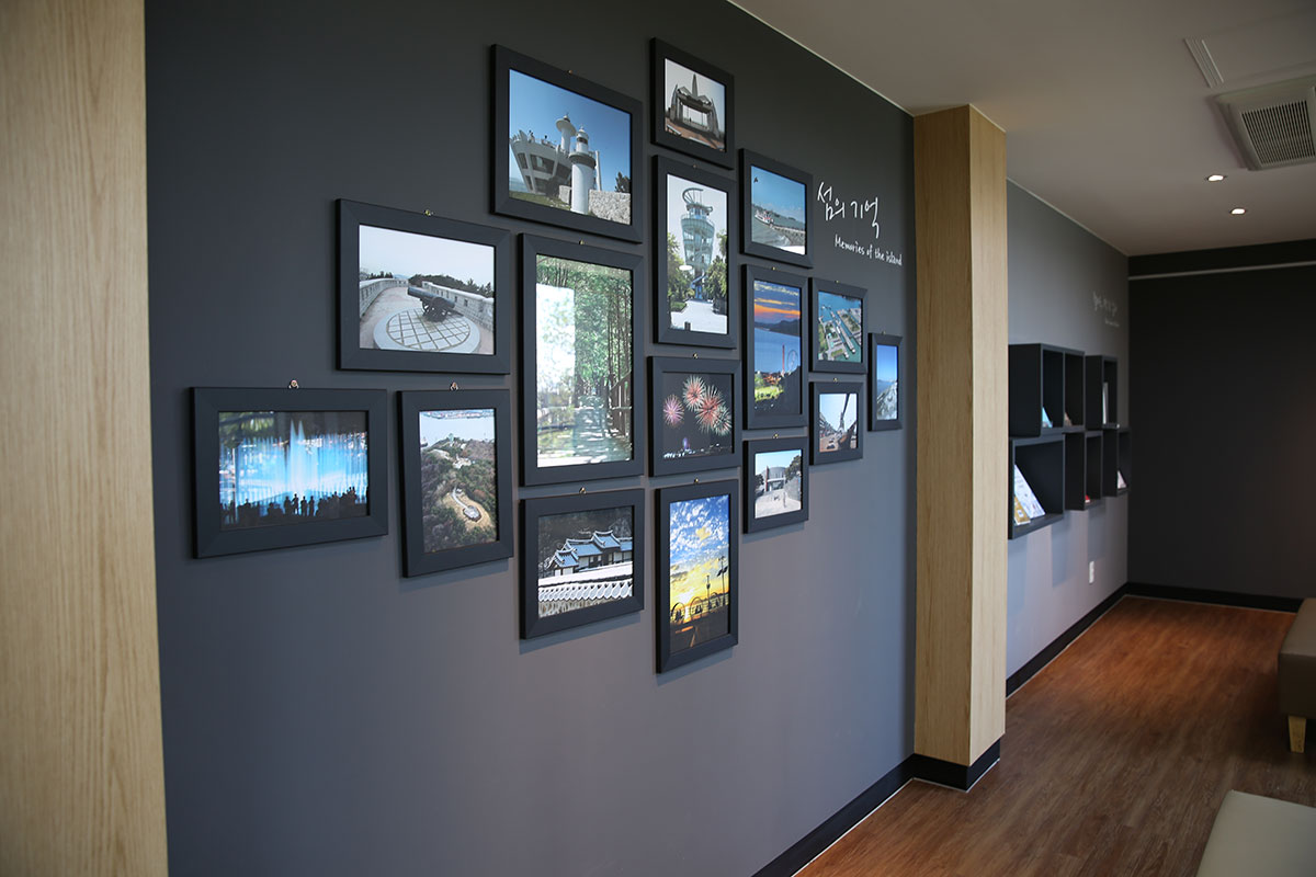 Photos and books in the theme café