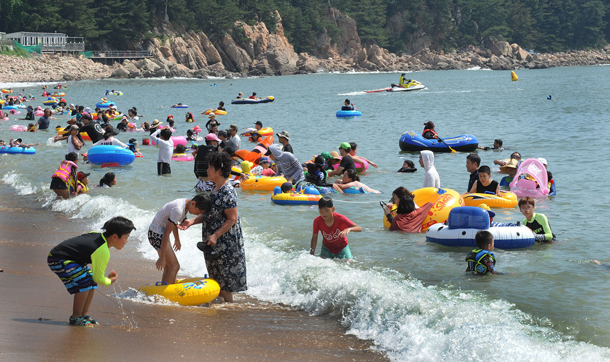 水遊びを楽しむお子様連れ家族避暑客