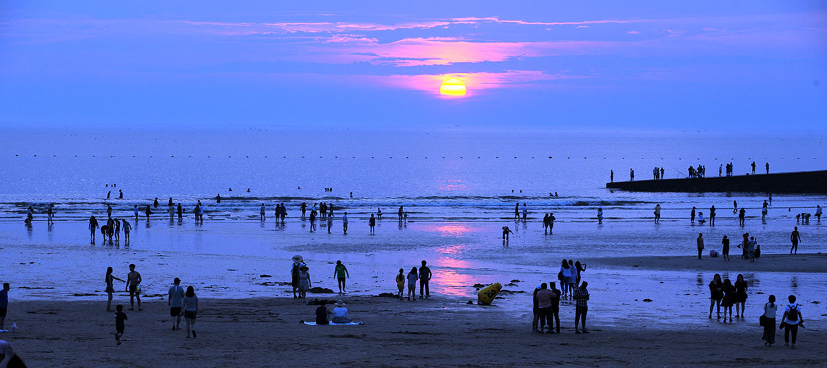 以美丽夕阳闻名的乙旺里·旺山海水浴场