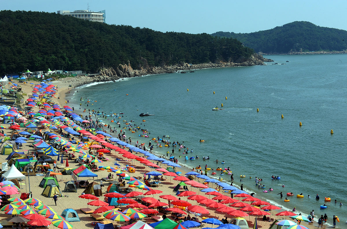 夏の避暑客で賑わう旺山海水浴場